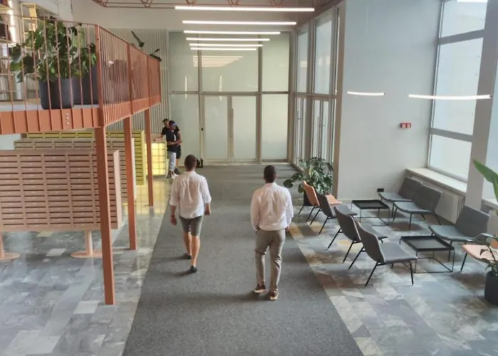 Axiom - Zenith X - Netflix, Hbo, Champagne 아파트 코시체