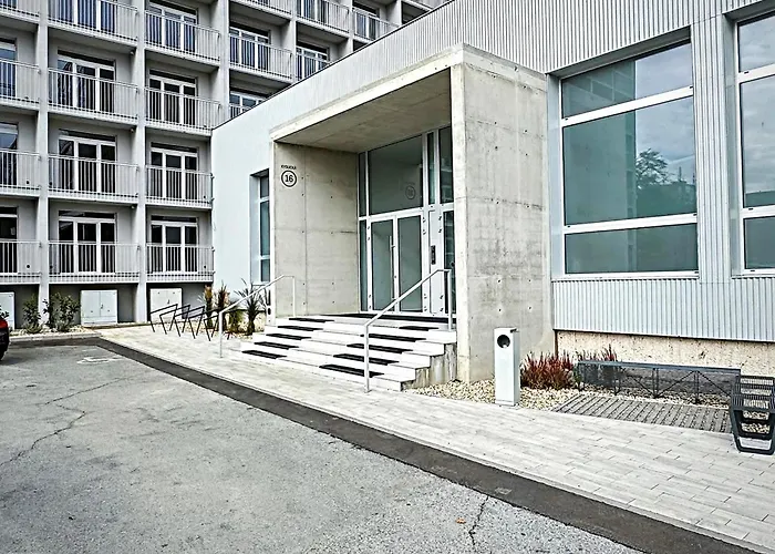 Axiom - Zenith X - Netflix, Hbo, Champagne 아파트 코시체